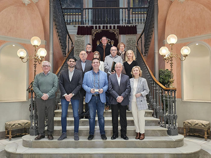 Junta directiva de Aluex con el presidente de la Diutación Albacete